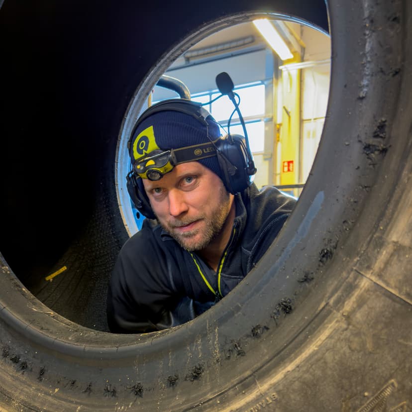 Bilde av Chris Arstad som arbeider på et stort dekk