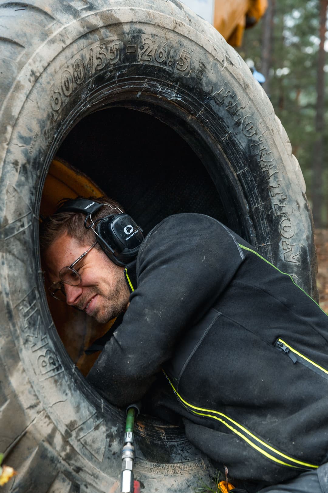 Bilde av dekkoperatør som arbeider på stort dekk