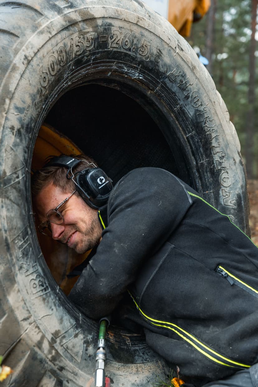 Bilde av dekk-tekniker som arbeider på dekk