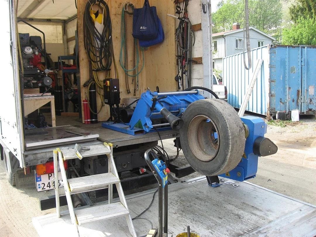 Bilde som viser dekk på omlegger i vårt rullende dekkverksted