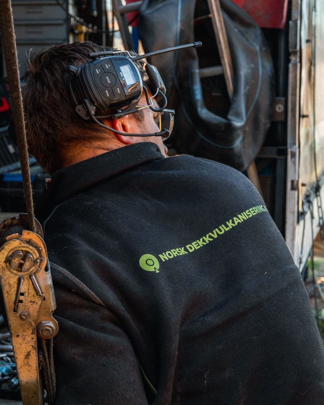 Bilde av tekniker ute i felt